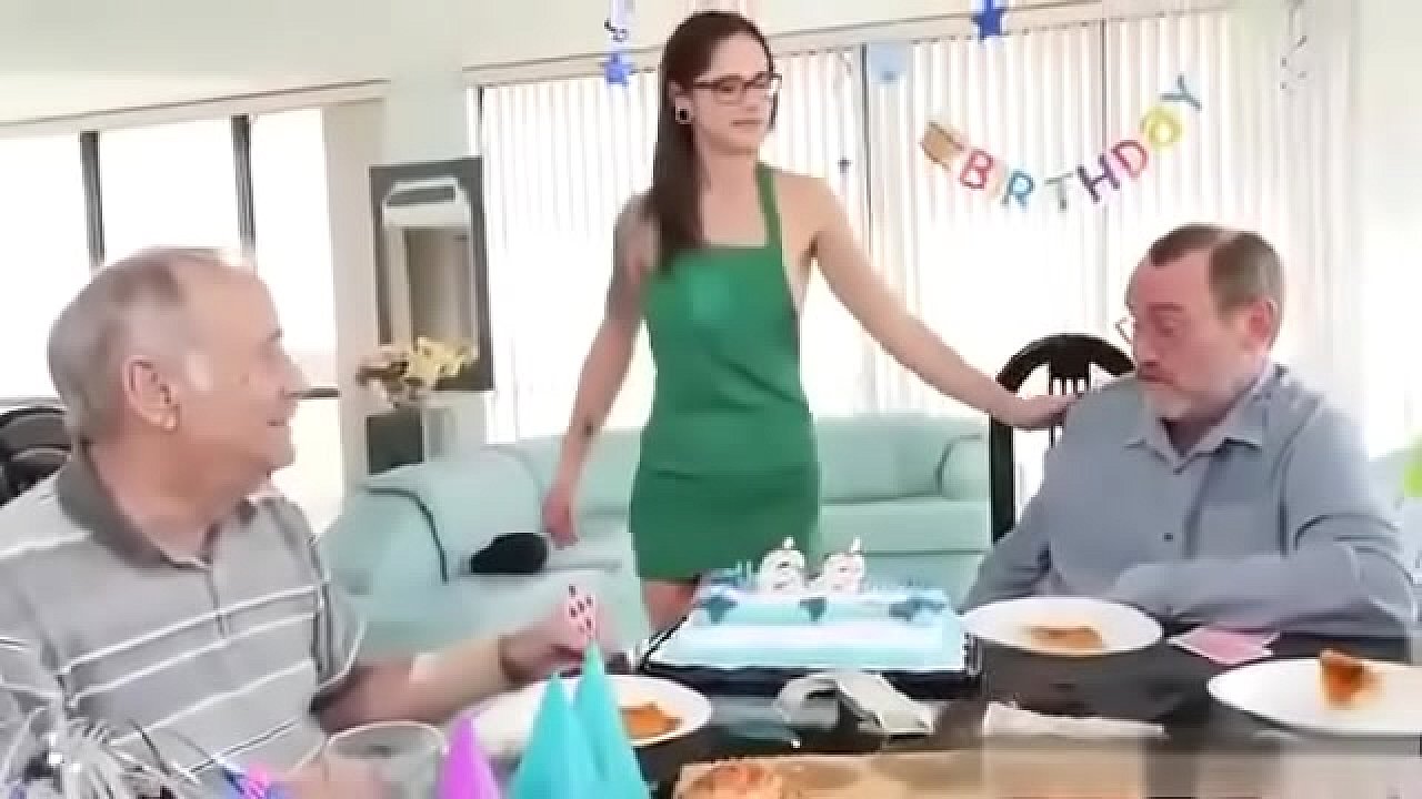 chica joven se lo monta con un viejo