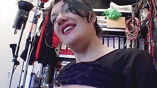 He arrives at work and the bosses wife is waiting to be fucked!