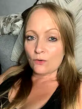 HoneyBluex nude stripping on webcam for live sex video chat