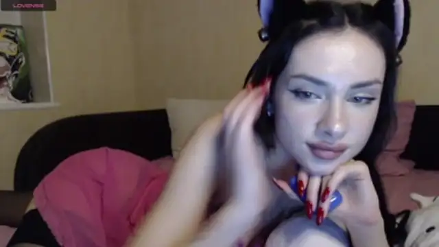 BellaBlum nude strip on cam for live sex chat