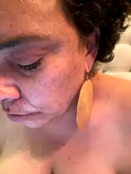 GigglesMcGee nude strip on cam for live sex chat