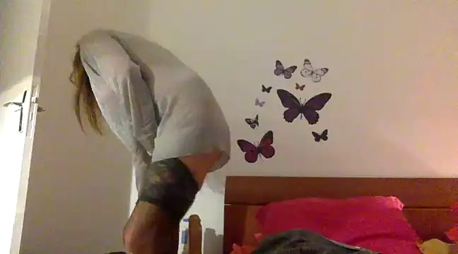 Gildamilf nude strip on cam for live sex chat