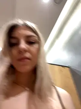 EmilieJenkins nude strip on cam for live sex chat