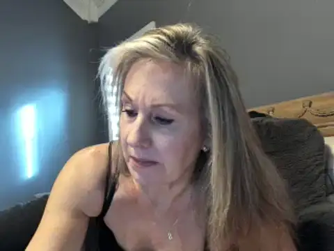 Lisaisluscious nude strip on cam for live sex chat