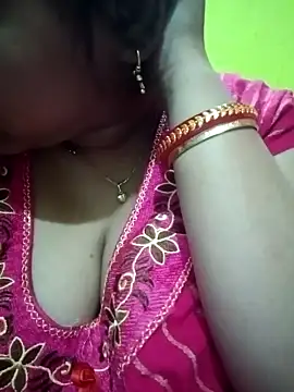 Queen-34 nude strip on cam for live sex chat