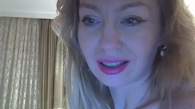 ZarinaSwift nude strip on cam for live sex chat