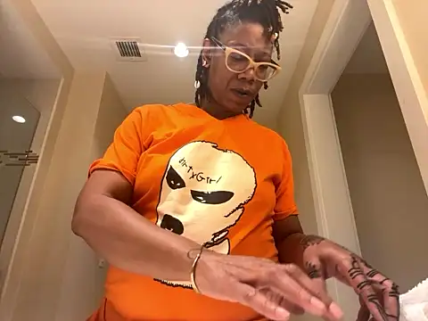 VanillaSexyCat nude strip on cam for live sex chat