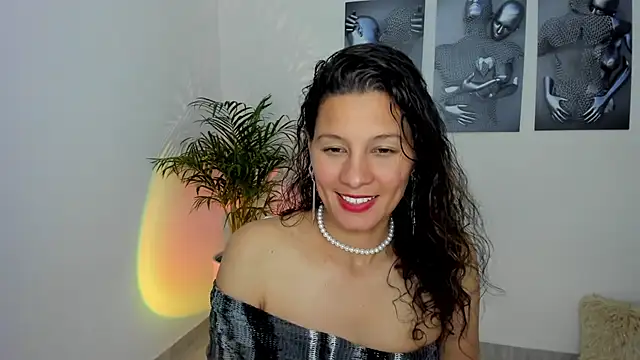 Saenzvioleta nude strip on cam for live sex chat