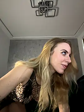 AlyaQueen nude strip on cam for live sex chat