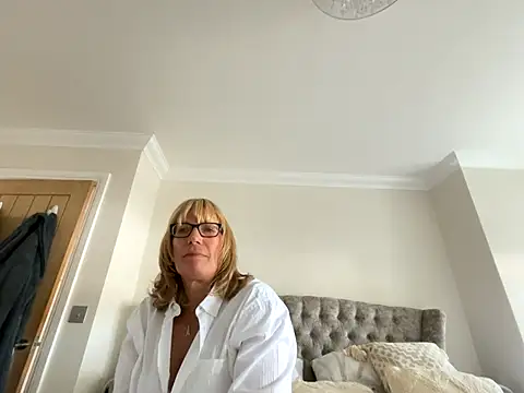 NaughtyTraceyCougar nude strip on cam for live sex chat