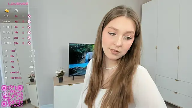 HeIenAdams nude strip on cam for live sex chat