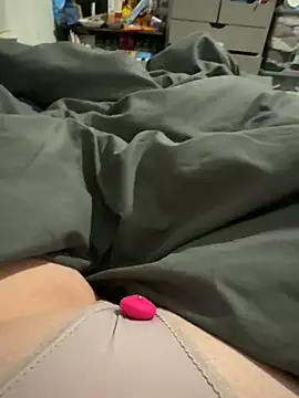 Honeyyy24 nude strip on cam for live sex chat