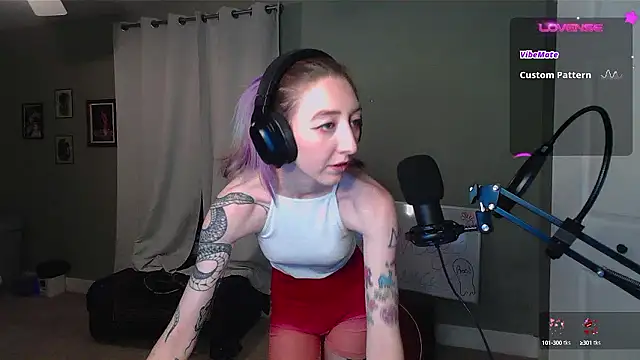 Lovelylucyy nude strip on cam for live sex chat