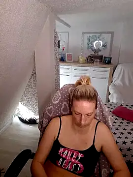 SexyJulia21 nude strip on cam for live sex chat