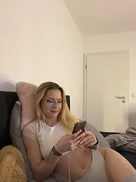 CuteAlyssa nude strip on cam for live sex chat
