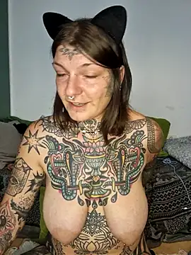 Lizzardqueeen nude strip on cam for live sex chat