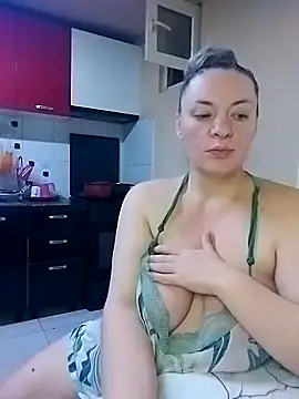 StepMommyXXX nude strip on cam for live sex chat