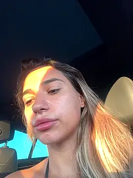 ItalianGirl nude strip on cam for live sex chat