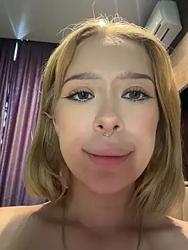 MaryChanXO nude strip on cam for live sex chat