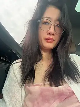Weiwei103 nude strip on cam for live sex chat